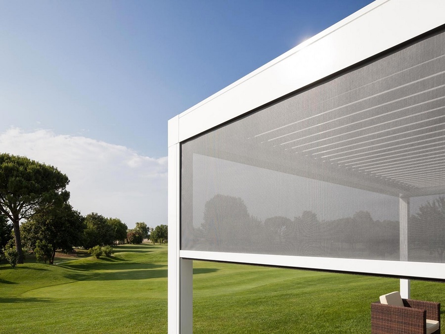 TENDA INTEGRATA NELLA STRUTTURA DELLA PERGOLA BIOCLIMATICA A LAMELLE ORIENTABILI OPERA PRATIC